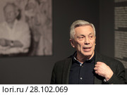 Коллекционер и куратор Борис Фридман проводит экскурсию по залам работ Пабло Пикассо (2018 год). Редакционное фото, фотограф Дмитрий Неумоин / Фотобанк Лори
