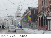 Москва, Новорязанская улица с видом на сталинскую высотку (2018 год). Редакционное фото, фотограф Дмитрий Неумоин / Фотобанк Лори