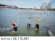 MOSCOW, RUSSIA - AUG 14, 2016: Participants of swimming stage of traditional 3Grom series triathlon contest in Krylatskoye Rowing Channel. Редакционное фото, фотограф Losevsky Pavel / Фотобанк Лори