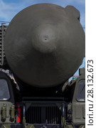 Крупным планом транспортно-пусковой контейнер комплекса РС-24 "Ярс", который стоит на Тверской улицы перед началом военного парада на Красной площади, посвященного 70-й годовщине Победы в Великой Отечественной войне в городе Москве, Россия, 9 мая 2015. Редакционное фото, фотограф Николай Винокуров / Фотобанк Лори