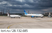 На летном поле аэропорта Внуково самолет авиакомпании "Pobeda" Boeing 737-800 и авиакомпании «Severstal» Bombardier CRJ200ER RA-67239. Москва, Россия (2017 год). Редакционное фото, фотограф Наталья Волкова / Фотобанк Лори