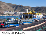 Парковка для транспорта перед пирсом и паромом Fred Olsen Express. Город Лос Кристианос, Канарские острова, Тенерифе, Испания (2016 год). Редакционное фото, фотограф Кекяляйнен Андрей / Фотобанк Лори