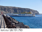 Паром Fred Olsen Express заходит в порт города Лос Кристианос, Канарские острова, Тенерифе, Испания (2016 год). Редакционное фото, фотограф Кекяляйнен Андрей / Фотобанк Лори