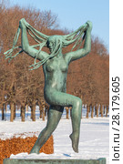 Скульптура бегущей девушки в парке Вигеланна, Осло (2012 год). Редакционное фото, фотограф Алексей Шматков / Фотобанк Лори