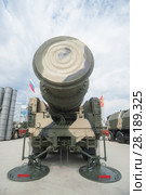 Российская межконтинентальная баллистическая ракета РТ-2ПМ «Тополь» (по классификации НАТО SS-25 Sickle) на Международном военно-техническом форуме АРМИЯ-2017, вид сзади. Кубинка, военно-патриотический парк "Патриот" Редакционное фото, фотограф Малышев Андрей / Фотобанк Лори