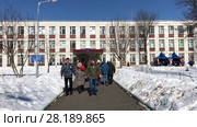 Вход на избирательный участок в Москве, где проходят выборы 2018 Президента России. Редакционное видео, видеограф Кузнецов Максим / Фотобанк Лори