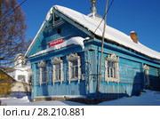 Деревянный дом с резными наличниками в селе Новое Ярославской области с надписью "Продается" (2018 год). Редакционное фото, фотограф Natalia Sidorova / Фотобанк Лори