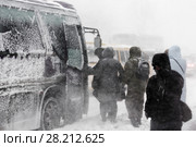 Люди садятся в автобус во время снежной бури (2017 год). Стоковое фото, фотограф А. А. Пирагис / Фотобанк Лори