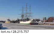 Вид на парусник Suomen Joutsen у городской набережной. Турку, Финляндия (2018 год). Редакционное видео, видеограф Виктор Карасев / Фотобанк Лори