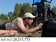 Велотурист на привале. Август в Сибири (2017 год). Стоковое фото, фотограф Анатолий Матвейчук / Фотобанк Лори