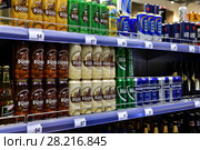 Moscow, Russia - March 18. 2018. beer of different brands at Perekrestok store. Редакционное фото, фотограф Володина Ольга / Фотобанк Лори