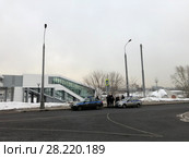 Сотрудники полиции на месте убийства составляют протоколы на капоте автомобиля (2018 год). Редакционное фото, фотограф Кузнецов Максим / Фотобанк Лори