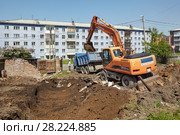 Малоэтажное строительство. Подготовка котлована с помощью техники (2017 год). Редакционное фото, фотограф Галина Михалишина / Фотобанк Лори