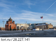 Город Тула. Вид на собор Успения Пресвятой Богородицы Успенского монастыря XIX века и торговый центр "Гостиный двор" зимним днём на фоне голубого неба (2018 год). Редакционное фото, фотограф Игорь Низов / Фотобанк Лори