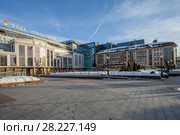 Город Тула. Городской пейзаж с видом на здание торгового центра "Гостиный двор" весенним днём на фоне синего неба (2018 год). Редакционное фото, фотограф Игорь Низов / Фотобанк Лори