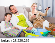 Tired father with son dressed for cleaning. Стоковое фото, фотограф Яков Филимонов / Фотобанк Лори