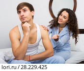 Smiling girl trying to comfort upset husband. Стоковое фото, фотограф Яков Филимонов / Фотобанк Лори