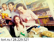 Family purchasing yoghurts in supermarket. Стоковое фото, фотограф Яков Филимонов / Фотобанк Лори