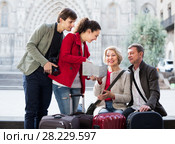 Two couples reading city map and looking for way. Стоковое фото, фотограф Яков Филимонов / Фотобанк Лори