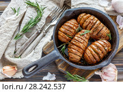 Frying pan with roasted potatoes and rosemary. Стоковое фото, фотограф Марина Сапрунова / Фотобанк Лори
