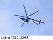 Российский вертолет Ми-8Т авиакомпании "Ямал" в полете на фоне неба (2016 год). Редакционное фото, фотограф Григорий Писоцкий / Фотобанк Лори