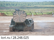 Самоходный советский 240-мм миномёт 2С4 Тюльпан (объект 240) на Международном военно-техническом форуме "Армия-2017", вид сзади. Московская область, полигон "Алабино" Редакционное фото, фотограф Малышев Андрей / Фотобанк Лори