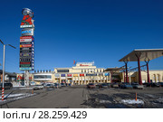 Город Москва. Стоянка перед торговым центром "Капитолий" на Ленинградском шоссе в Москве весенним днём (2018 год). Редакционное фото, фотограф Игорь Низов / Фотобанк Лори