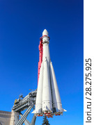 Ракета-носитель «Восток» для запуска космических кораблей на фоне голубого неба. Выставка достижений народного хозяйства, ВДНХ. Москва. (2018 год). Редакционное фото, фотограф Владимир Устенко / Фотобанк Лори
