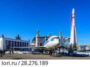 ЯК-42-самолёт на фоне ракеты-носителя Восток и павильона «Космос» на выставке достижений народного хозяйства-ВДНХ. Москва. (2018 год). Редакционное фото, фотограф Владимир Устенко / Фотобанк Лори