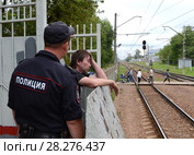 Полицейский разговаривает с нетрезвым гражданином на железнодорожной платформе (2016 год). Редакционное фото, фотограф Free Wind / Фотобанк Лори