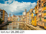View from the Eiffel bridge of the river Onyar and buildings of Girona city. Стоковое фото, фотограф Сергей Цепек / Фотобанк Лори