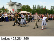 День Победы на ВДНХ. Пары танцуют под музыку военных лет. 9 мая 2016 года. Редакционное фото, фотограф Щеголева Ольга / Фотобанк Лори