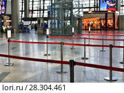 Moscow, Russia - April 4. 2018. belt guardrails in Vnukovo airport. Редакционное фото, фотограф Володина Ольга / Фотобанк Лори