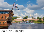 Вид на Новгородский Кремль со стороны реки Волхов, г.Великий Новгород (2017 год). Редакционное фото, фотограф Дмитрий Федоров / Фотобанк Лори