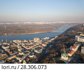 Kiev, Ukraine - April 7, 2018: Panoramic view of the Dnieper River pedestrian bridge, Trukhanov Island and Andreevskaya church . Стоковое фото, фотограф Ярослав Данильченко / Фотобанк Лори