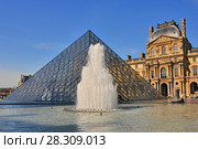 Glass pyramid and fountain at the Louvre art gallery and Museum Paris, France. Редакционное фото, агентство BE&W Photo / Фотобанк Лори