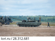 Российский основной газотурбинный танк Т-80У заправляется топливом на полигоне,  Международный военно-технический форум "Армия-2017" на полигоне "Алабино" в Московской области. Редакционное фото, фотограф Малышев Андрей / Фотобанк Лори