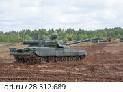 Российский основной газотурбинный боевой танк Т-80У движется по бездорожью на Международном военно-техническом форуме "Армия-2017" на полигоне "Алабино" в Московской области. Редакционное фото, фотограф Малышев Андрей / Фотобанк Лори