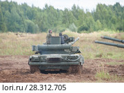 Российский основной боевой газотурбинный танк Т-80У едет по бездорожью на Международном военно-техническом форуме "Армия-2017" на полигоне "Алабино" в Московской области, вид сзади. Редакционное фото, фотограф Малышев Андрей / Фотобанк Лори