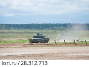 Российский основной газотурбинный танк Т-80У стреляет на полигоне, Международный военно-технический форум "Армия-2017" на полигоне "Алабино" в Московской области. Редакционное фото, фотограф Малышев Андрей / Фотобанк Лори