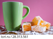 Апельсиновый рахат-лукум.  Восточные сладости лукум и большая зеленая чашка. Стоковое фото, фотограф ирина реброва / Фотобанк Лори