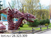 Дракон. Парк аттракционов "Диво остров". Санкт-Петербург (2017 год). Редакционное фото, фотограф Александр Щепин / Фотобанк Лори