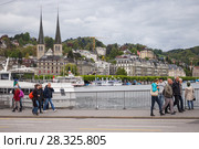 Street of Lucerne city along Reuss river coast (2017 год). Стоковое фото, фотограф EugeneSergeev / Фотобанк Лори