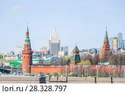 Вид на Московский Кремль и высотное здание МИДа (2018 год). Редакционное фото, фотограф Алёшина Оксана / Фотобанк Лори