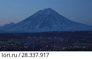 Петропавловск-Камчатский ночью на фоне Корякского вулкана (2018 год). Стоковое видео, видеограф А. А. Пирагис / Фотобанк Лори