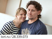 Счастливая женщина прижимается к мужчине. Стоковое фото, фотограф Кекяляйнен Андрей / Фотобанк Лори