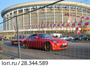 Красный спортивный автомобиль на старте Ралли-Спринт у СКК на выставке Мир Автомобиля (2017 год). Редакционное фото, фотограф Максим Мицун / Фотобанк Лори