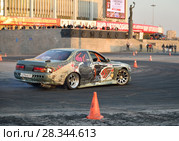 Спортивный автомобиль команды Matsuri мчится на треке около "Петербургский" на выставке "Мир автомобиля". Санкт-Петербург (2017 год). Редакционное фото, фотограф Максим Мицун / Фотобанк Лори