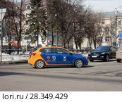 Каршеринг. Автомобиль сервиса поминутной аренды автомобиля "Делимобиль" на 9-ой Парковой улице. Район Измайлово. Город Москва (2018 год). Редакционное фото, фотограф lana1501 / Фотобанк Лори