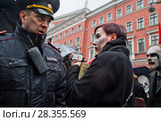 Участники первомайской демонстрации. Партия мёртвых. Задержание активистки Варвары Михайловой с плакатом с портретами Путина.  Санкт-Петербург. (2018 год). Редакционное фото, фотограф Евгений Кашпирев / Фотобанк Лори